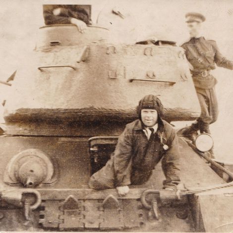 Дубинин И.В., механик-водитель на своем танке (слева).