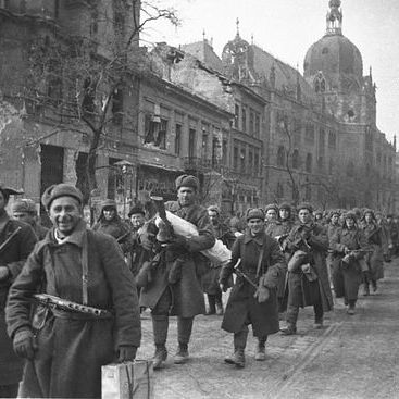 Колонна  советских солдат на улицах Будапешта. Фото Евгения Халдея.