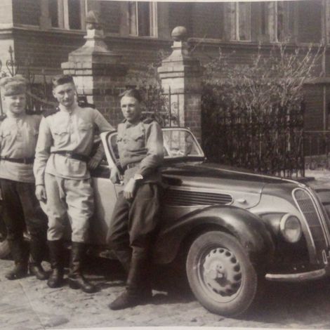 Слюсарь Дмитрий Никитович с товарищами по службе (в центре). Середина 40-х годов.