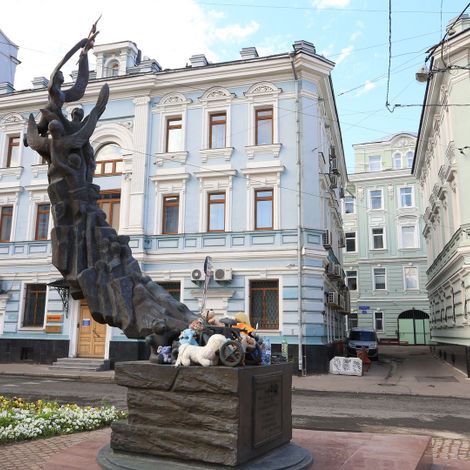В 2010 году у входа в церковь Рождества Богородицыв Москве на стрелке установили памятник жертвам Беслана работы Зураба Церетели. По словам автора, высота бронзового монумента &mdash; 5 метров.