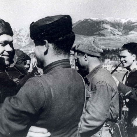 Встреча советских партизан в освобожденной Ялте. 1944.
