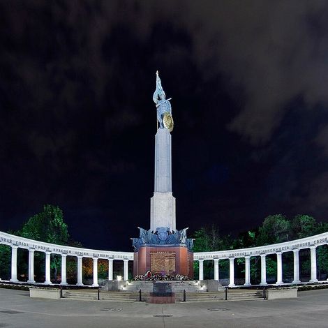 У Памятника советским солдатам в Вене. Современное фото.