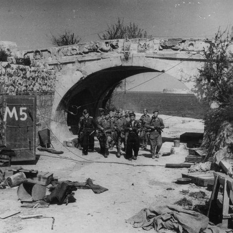 Бойцы морской пехоты у арки Приморского бульвара в освобожденном Севастополе. Май 1944.