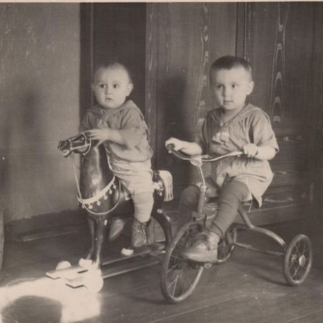 Шайхутдинов Идрис (справа) с братом. поселок Кирова, Артемовский, 1956 г.