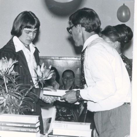 Директор совхоз Дудин В.П. вручает ценный подарок победителю районного конкурса трактористов выпускнику Мантурову П.Н. 1981 г.