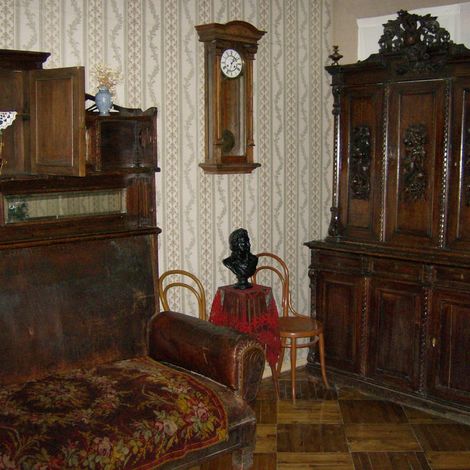 Фрагмент выставки «Живая старина». Буфет, диван и часы братья Четуновы.