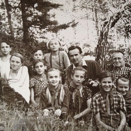 В.С. Никитин с учениками. Фотокружок в Кислянке. Фото 1950-х годов.