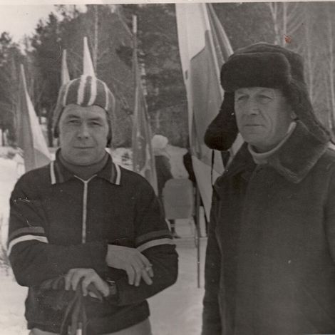 3. Бабкин В.Е. во время лыжных соревнований. ЕРЗ. 1960-е гг. слева  Жерновков.