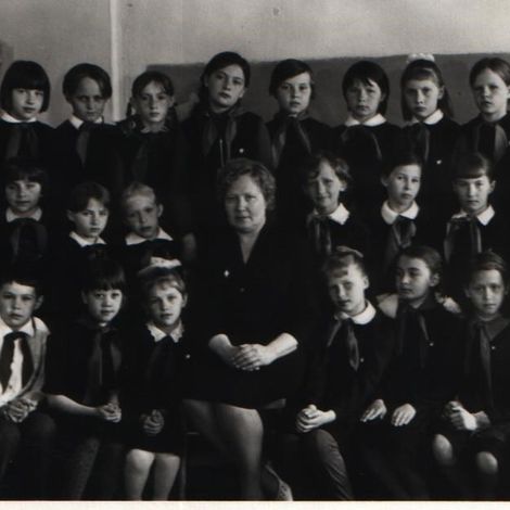 Мартынова О.М. - классный руководитель 4 класса школы №12 . 1969г.