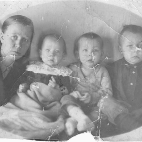 Стриганова Анастасия Васильевна с детьми Фаиной, Владимиром, Леонидом. фото 2-й пол. 1943 г.