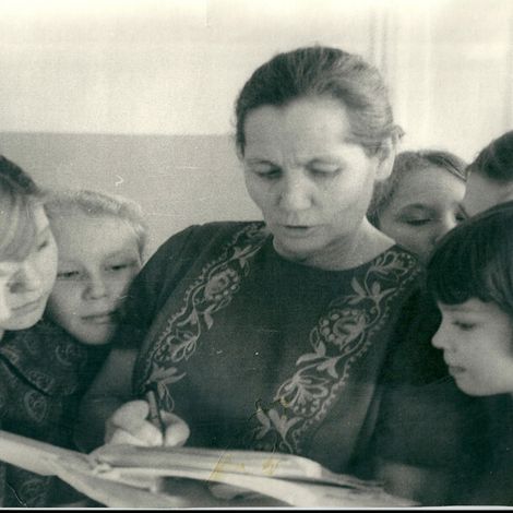 Педагог Елена Лапина с учениками.