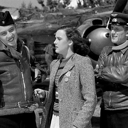 Фрагмент из фильма "Небесный тихоход" (1945 год)