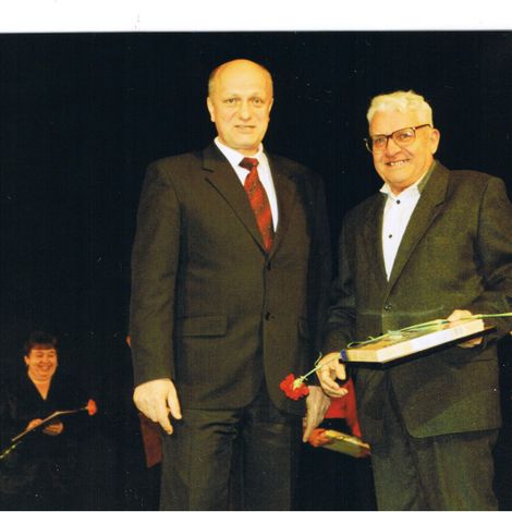 А.П. Воробьев вручает грамоту В.И. Воробьеву за участие в программе «Родники» в 2004-2005гг.