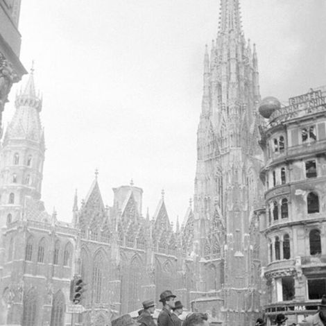 8. Жители Вены перед разршенным собором Св. Стефана. 1945 г.