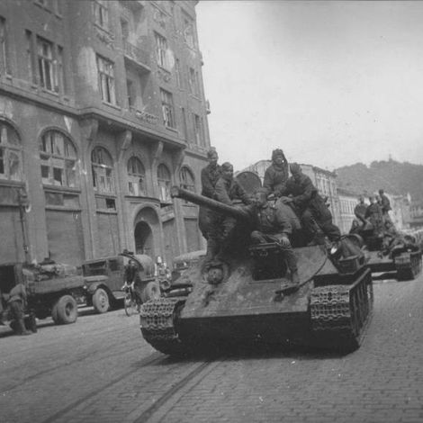 Группа советских средних танков Т-34 из состава 10-го Гвардейского Уральского добровольческого танкового корпуса следует по улице во Львове.
