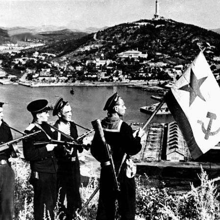 Моряки Тихоокеанского флота водружают флаг Военно-морского флота над Порт-Артуром, 22 августа 1945 г.