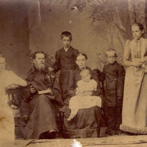 Священномученик Константин Попов с семьей. 1910 г.
