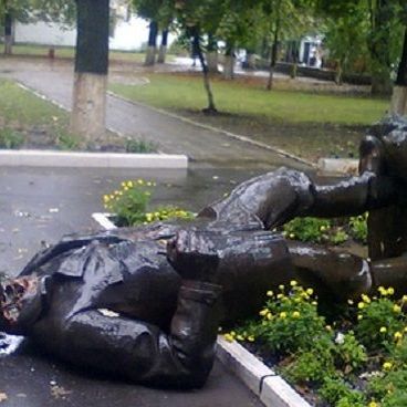 Разрушенный памятник Артему в Харькове. 2014 год.
