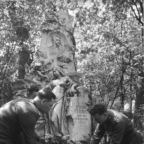 Советские офицеры возлагают цветы к могиле австрийского композитора Иоганна Штрауса-сына, похороненного на центральном кладбище Вены. 1945 г.