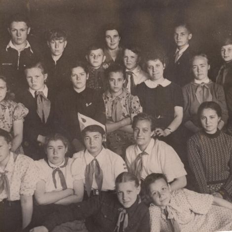 Татьяна Рубинштейн в школе. Пионерский отряд. (1-я слева, 2-й верхний ряд). 1958г.