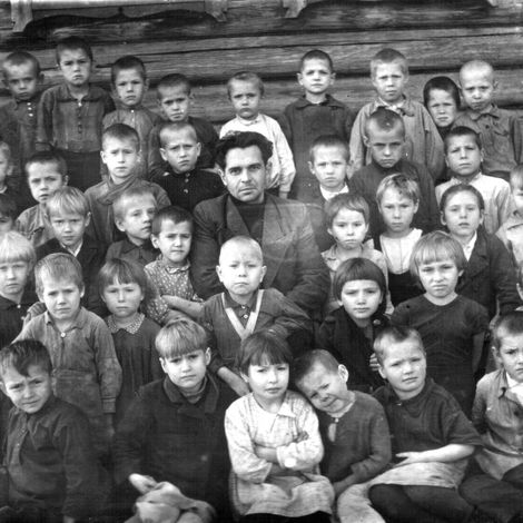 Корелин М.А. с учениками начальной школы (1950-е гг.)