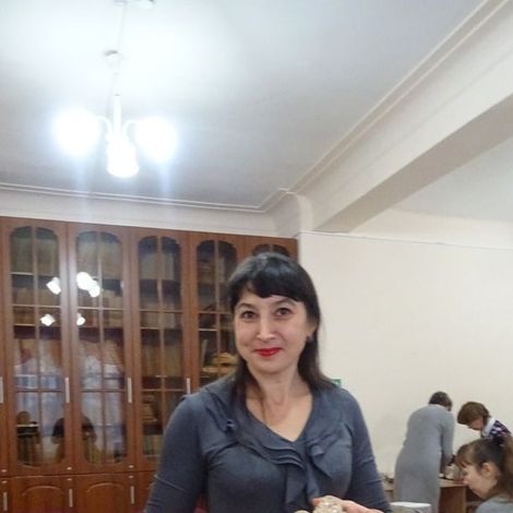 Юлия Никулина с авторской елочной игрушкой.