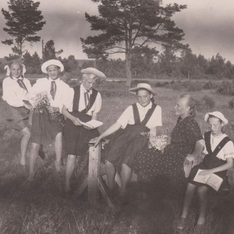 Мартынова Ольга Марковна справа в пионерском лагере.  1950-е годы