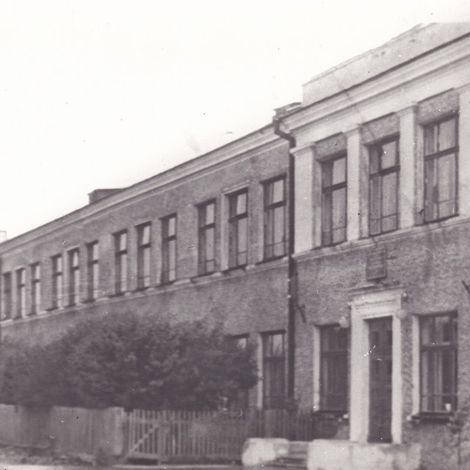 Артемовская средняя школа № 2. В 1941-1942 гг. в школе располагалось 2-е отделение эвакогоспиталя № 3745.