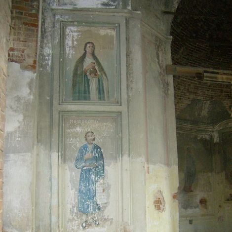 Росписи на стенах в церкви в с. Родники.