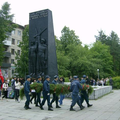 22 июня 2011г. Торжественное возложение венков к  Монументу артемовцам, ковавшим Победу на фронте и в тылу.