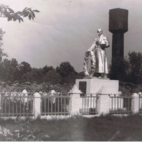 Коновалов А.М. Памятник на месте захоронения. Фото 1970-80-х годов