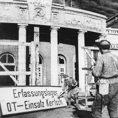 Бойцы 2-й гвардейской Таманской дивизии в освобожденной Керчи. 11 апреля 1944 года Керчь была окончательно освобождена в результате десантной операции. Апрель1944.