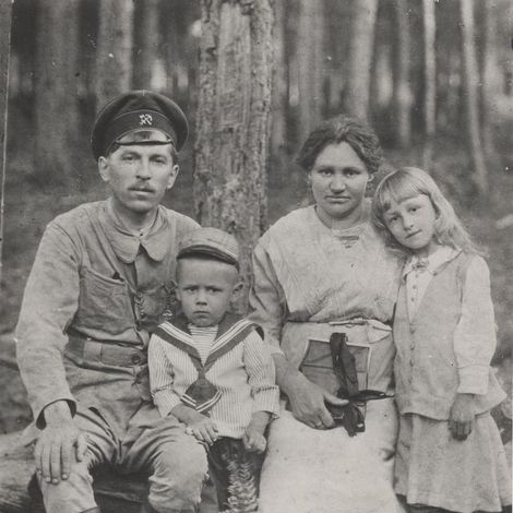 Горный инженер Завьялов П.В. с семьей. Село Егоршино, 1913 год.