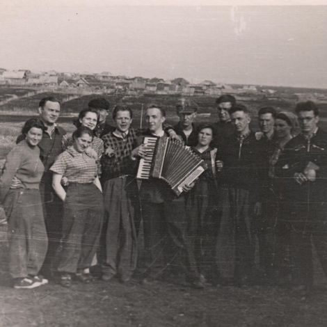 5. Воробьев В.И. среди молодых геологов. 1959г. на фото справа.
