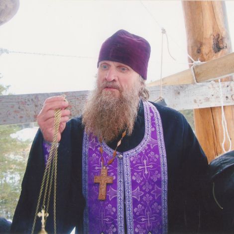 Протоиерей Сергий Макушинский в момент освящения колокольни. 2010г.