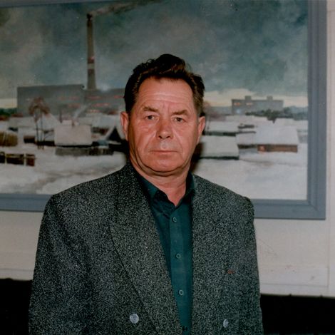 В.Е. Бабкин на фоне живописного полотна «АТЭЦ».