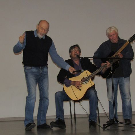 Звучат цыганские песни. На фото: Сергей Иванов, Сергей Ознобихин и Евгений Козлов.