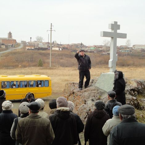 Экскурсанты у Поклонного креста близ с. Мироново.