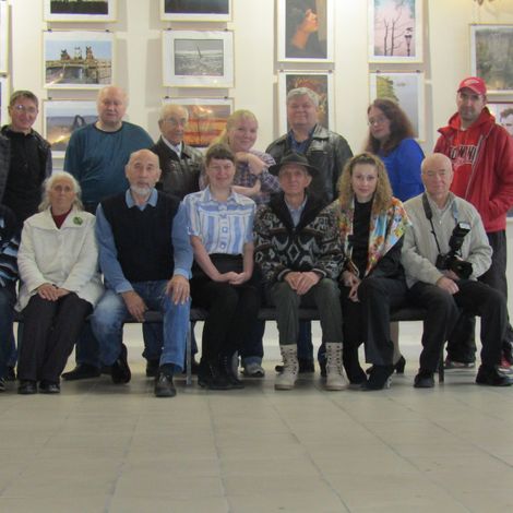 Гости и зрители презентации на фоне выставки Георгия Колотилова.
