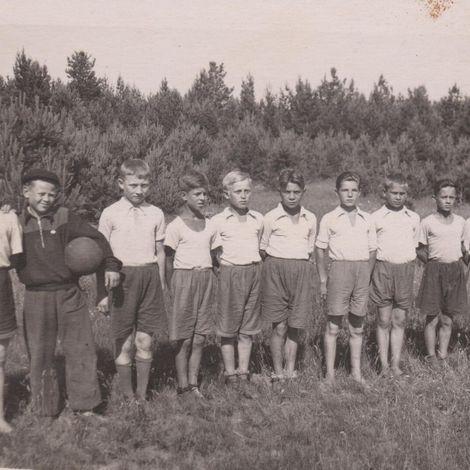 Аникин Александр в составе футбольной команды (4-й справа), 1952 г..jpg