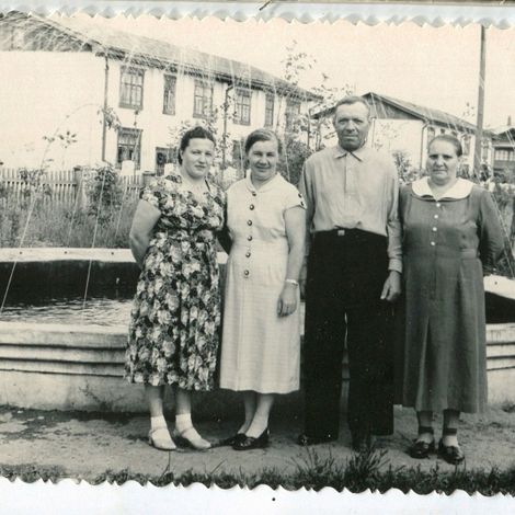 Фонтан на улице Ленина, 1950-е гг. Фото семьи Симахиных. Из электронного архива Артемовского исторического музея.