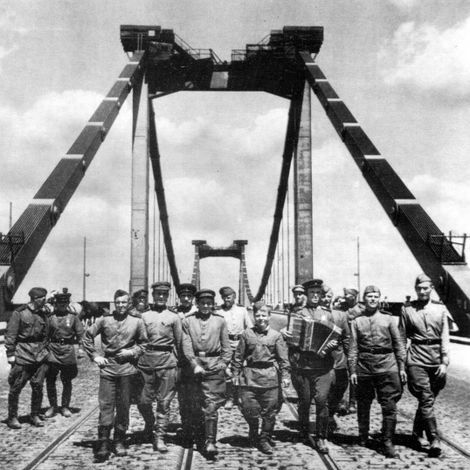 11. Советские солдаты переходят мост через Дунайский канал. 1945 г.