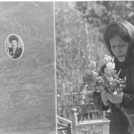 На могиле Алексея Подлинова его мама Галина Александровна. Поселок Буланаш.