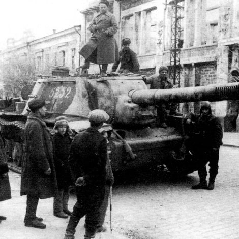 САУ СУ-152 1824-го тяжелого самоходно-артиллерийского полка в Симферополе. 13.04.1944.
