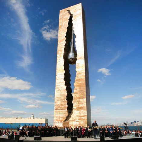 Слеза Скорби -&nbsp;30-метровая скульптура авторства Зураба Церетели, переданная Соединённым Штатам в качестве официального подарка правительством России в качестве памятника жертвам терактов 11 сентября 2001 года, 26 из которых были россиянами. Нью-Джерси. США