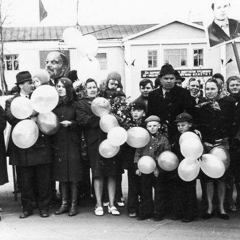 Вера Петрова. Работники радиозавода (среди них моя мама , слева, в платочке , с шариком)на первомайской демонстрации , начало 70-х)