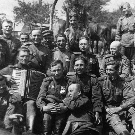 Офицеры 604-го батальона связи 227-й стрелковой дивизии в г. Брно в День Победы 9 мая 1945 года.