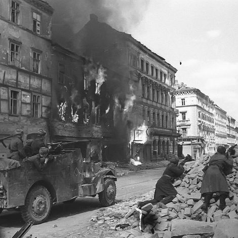 3. Советский бронетранспотрер МЗА1 в бою на улицах Вены. Апрель 1945 г.
