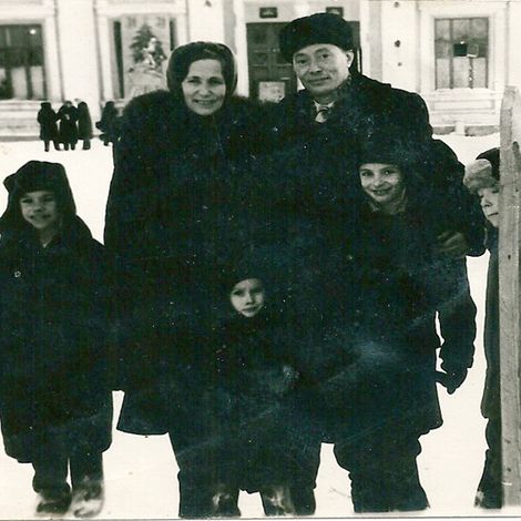 Елена Лапина с мужем и детьми.