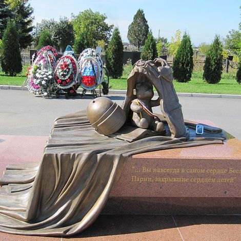 Памятник погибшим спецназовцам в Городе Ангелов в Беслане